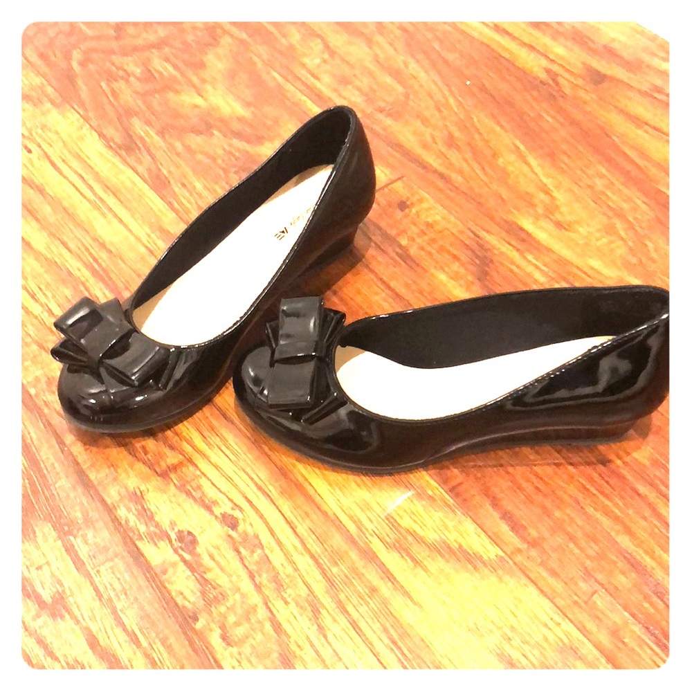Patent leather bow shoes- adorable!
